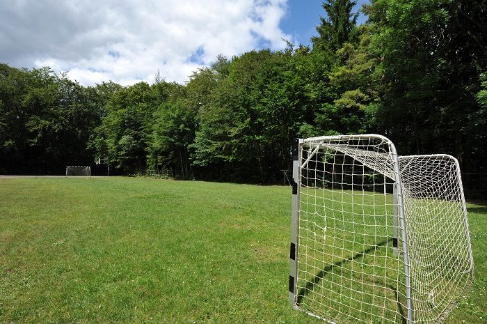 Le terrain de foot en herbe, entre la maison et la salle des fêtes