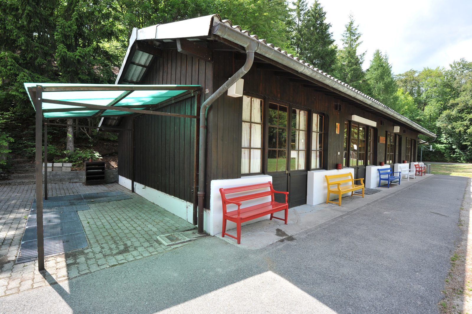 La salle des fêtes « Les Cytises » vue de l'extérieur, avec l'emplacement du BBQ