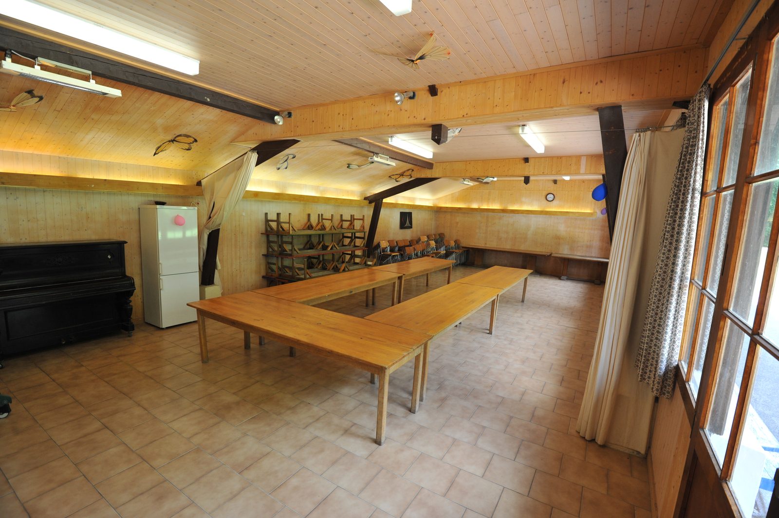 L'intérieur de la salle des fêtes « Les Cytises »