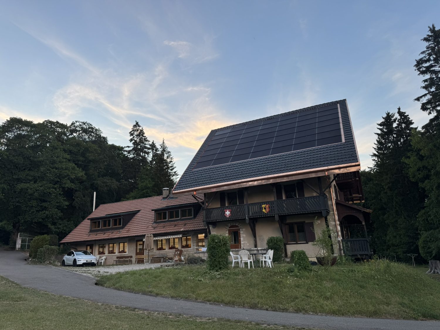 Le bâtiment principal de Colonie Vivre au coucher du soleil