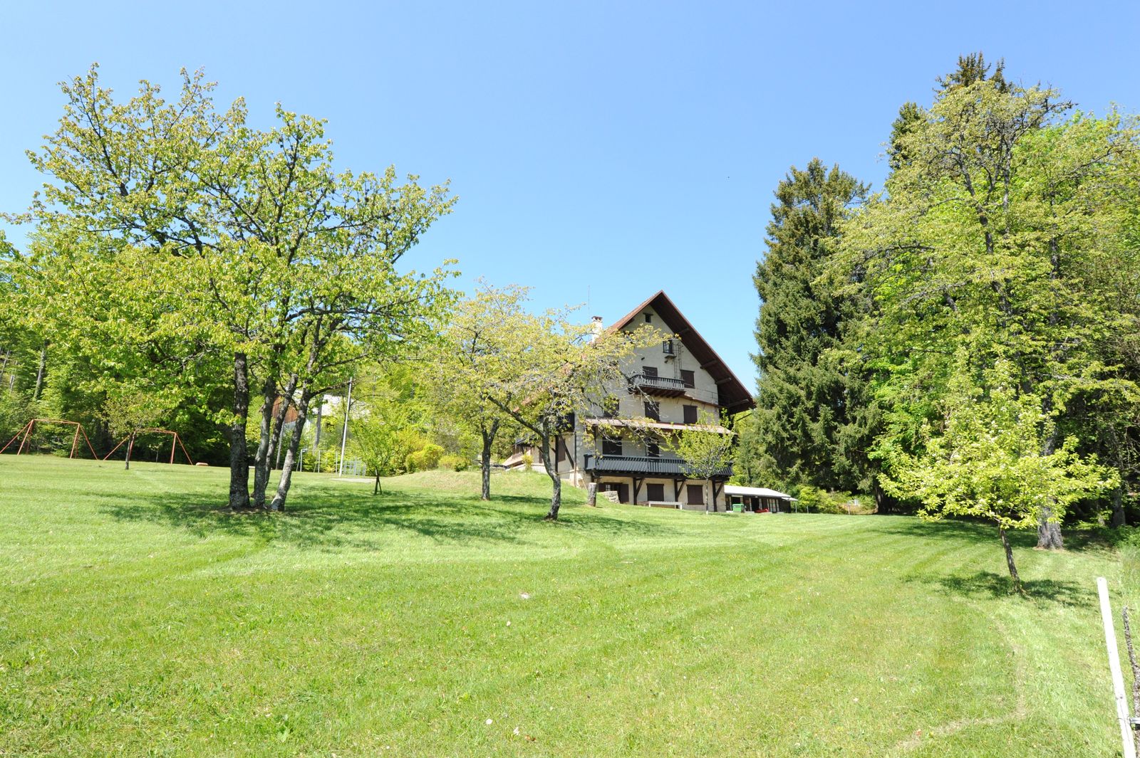 La maison et ses prairies, vue depuis le jardin