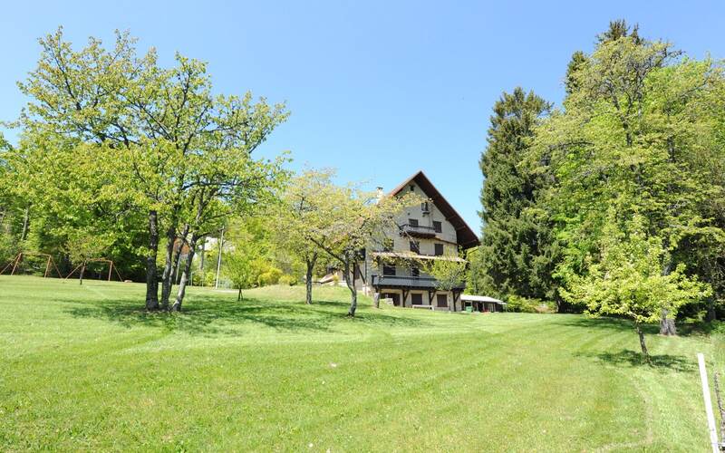 La maison et sa grande prairie, vues depuis le jardin